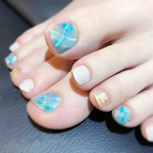 νύχια καλοκαιρινών ποδιών λευκό μπλε