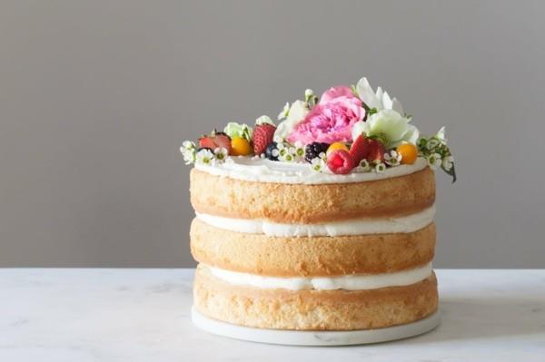 καλοκαιρινό κέικ στρώμα κέικ με μούρα και λουλούδια