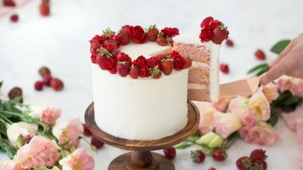 καλοκαιρινό κέικ στρώμα κέικ με φράουλες