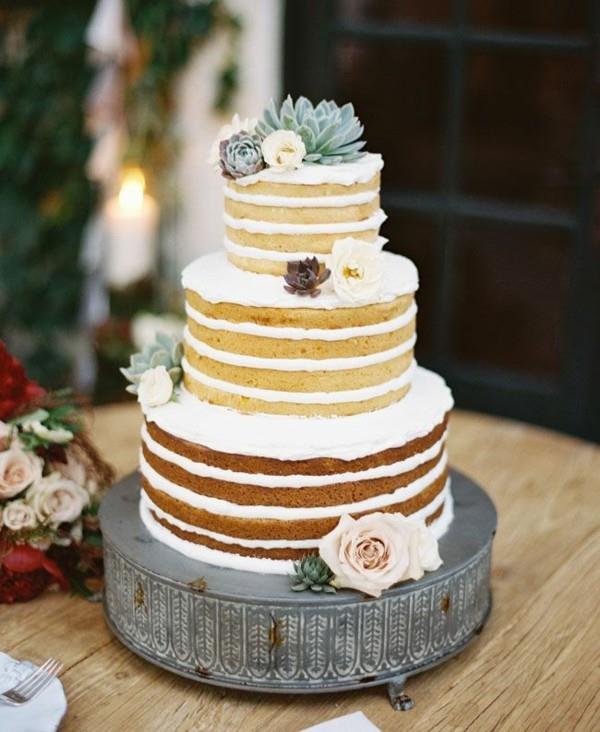 καλοκαιρινό κέικ στρώμα κέικ με παχύφυτα και τριαντάφυλλα