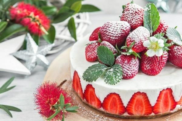 καλοκαιρινό κέικ με καρύδες, φράουλες και γιαούρτι