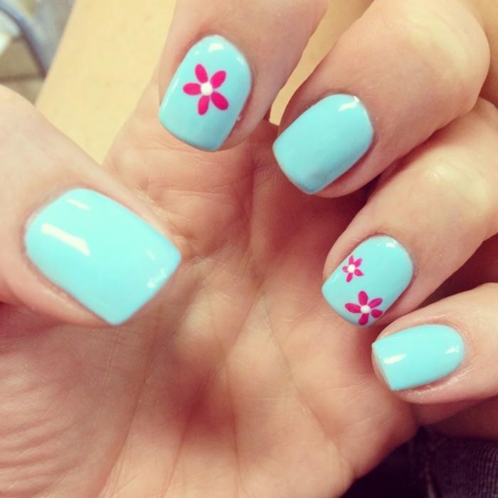καλοκαιρινά νύχια σε γαλάζιο χρώμα με χαριτωμένα λουλούδια