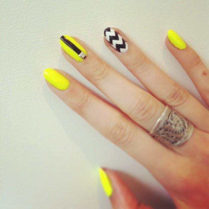 καλοκαιρινά νύχια σε κίτρινο και μαύρο χρώμα