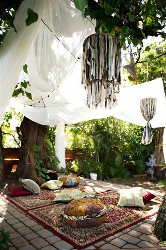 καλοκαιρινό πάρτι διακόσμηση ιδέες κήπου boho chic στυλ διακόσμηση λευκές κουρτίνες περσικά χαλιά μαξιλάρια καθίσματος ανατολίτικα