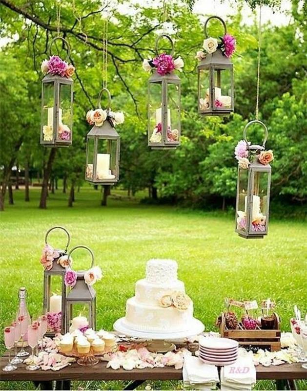 καλοκαιρινό πάρτι διακόσμηση ιδέες κήπου πάρτι κήπου οργανώστε μεταλλικά φανάρια κεριά τριαντάφυλλα κέικ