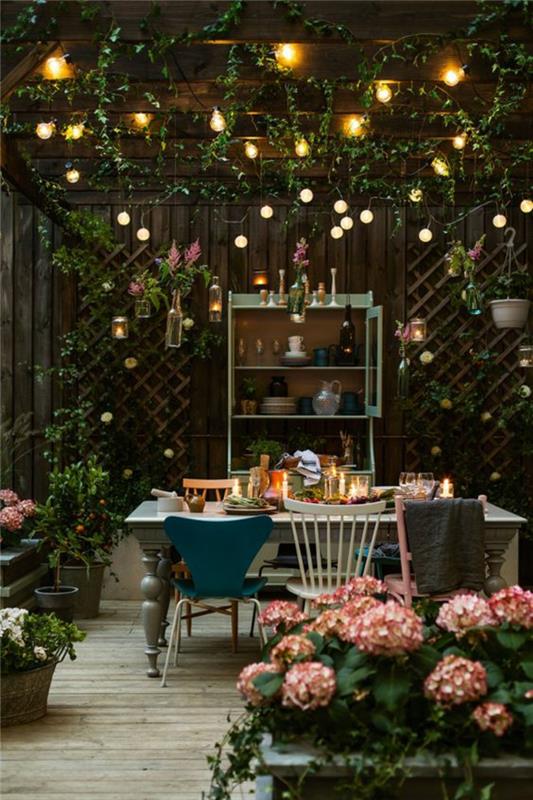 καλοκαιρινό πάρτι διακόσμηση ιδέες κήπου νεράιδες φώτα ορτανσίες vintage καρέκλες τραπεζαρία τραπεζάκι ξύλινη πέργκολα