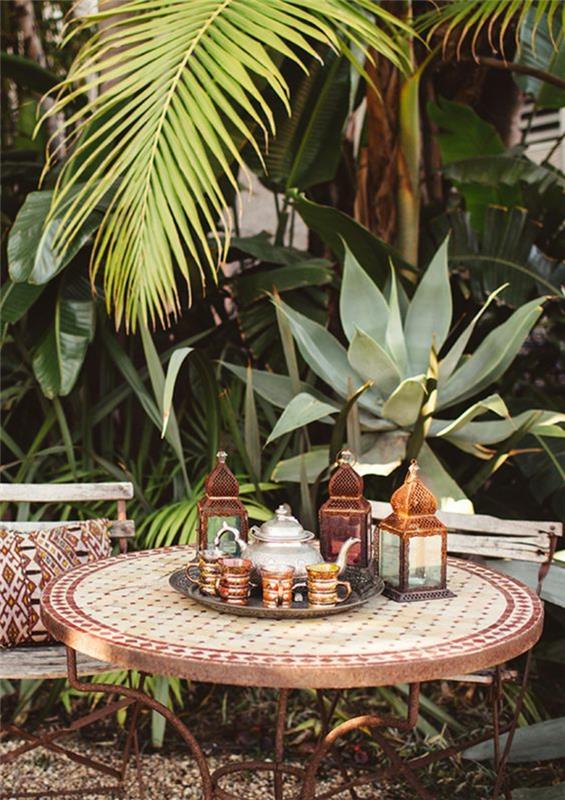 καλοκαιρινή διακόσμηση πάρτι ιδέες κήπου διακοσμήσεις πάρτι στρογγυλά μαροκινά τραπέζια μεταλλικά φανάρια φλιτζάνια τσαγιού ανατολίτικα