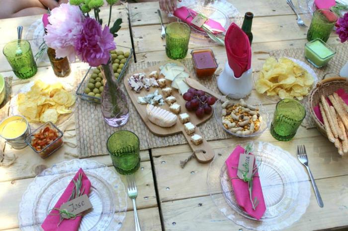 καλοκαιρινό πάρτι διακόσμηση ιδέες κήπου boho στυλ πολύχρωμα γυαλιά vintage πιάτα λουλούδια