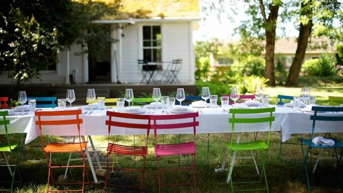 καρέκλες κήπου alu καλοκαιρινή διακόσμηση πάρτι λευκές τραπεζομάντιλες χρωματιστές καρέκλες κήπου