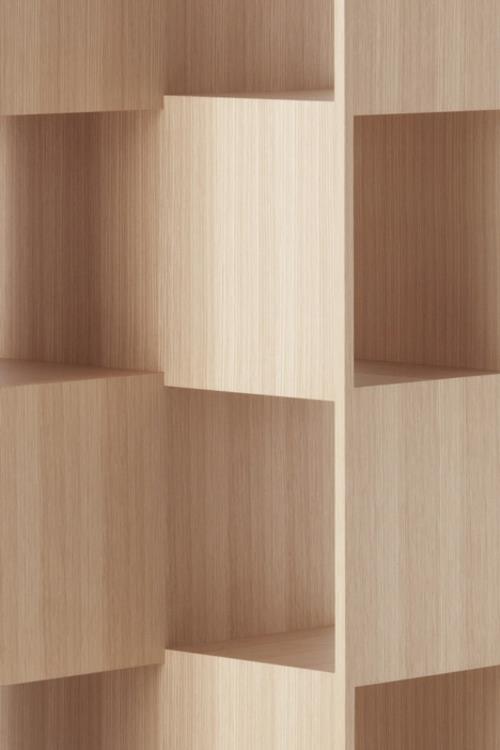 Ένα περίεργο ξύλινο βιβλιοθήκη με ενδιαφέρον σχέδιο ιαπωνικό στούντιο
