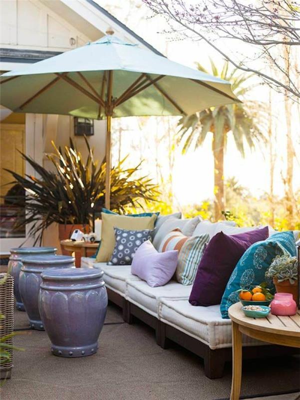 ομπρέλα ομπρέλα μπαλκόνι καναπές ρίξτε μαξιλάρια φυτά πλάι τραπέζι