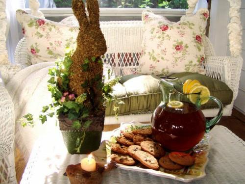 ηλιόλουστη βεράντα διακόσμηση ιδέα πασχαλινό λαγουδάκι κομψό τραπέζι