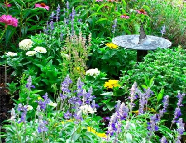 μοντέρνο ηλιακό ρολόι κήπου στον κήπο ιδέα αντίκες λουλούδια