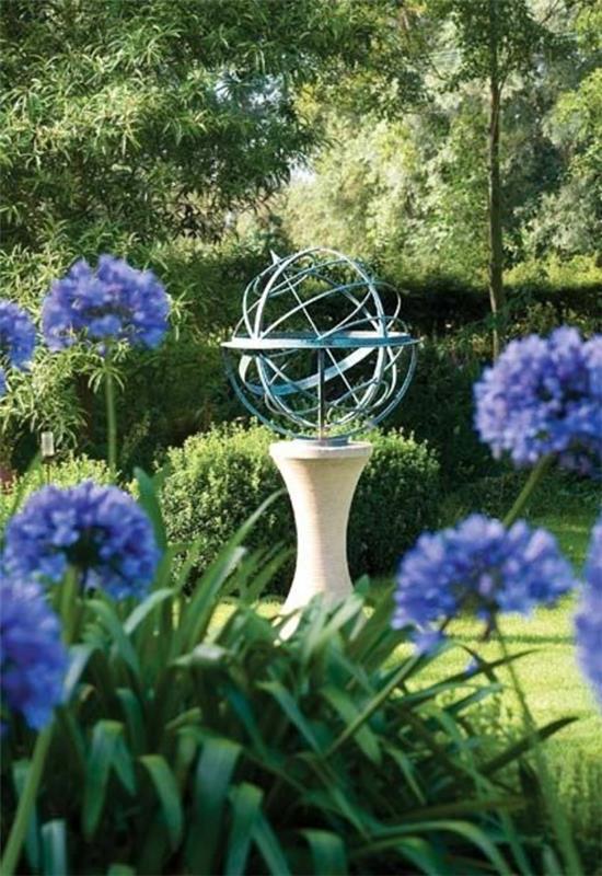 μοντέρνο ηλιακό ρολόι κήπου στον κήπο ιδέα αντίκες λουλούδια