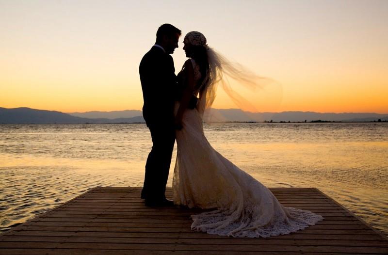 ηλιοβασίλεμα παντρεμένο ζευγάρι ιδέα γάμου φωτογραφία
