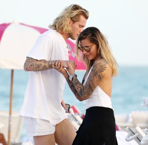 φωτογραφία της παραλίας sophia thomalla με τον loris karius