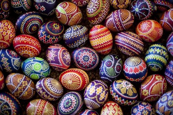 σορβικά πασχαλινά αυγά πολύχρωμα λουλούδια καρδιές πένες