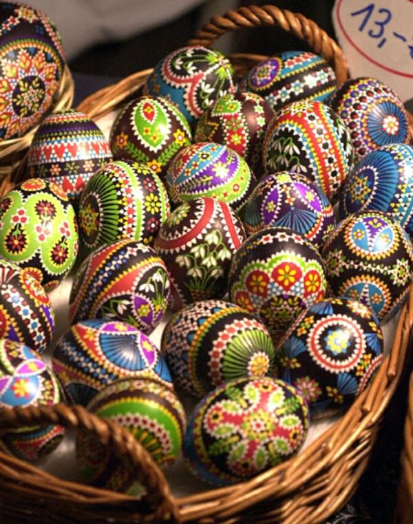 σορβικά πασχαλινά αυγά πολύχρωμα αυγά καλάθι