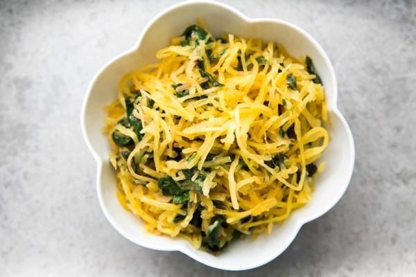 Συνταγή σπαγγέτι σκουός με σπανάκι και τυρί