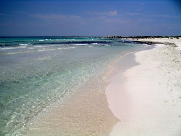διακοπές Ισπανίας es trenc λευκή άμμος γαλάζιο νερό