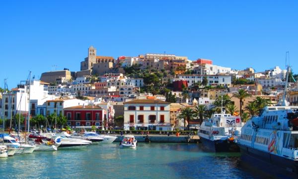Ισπανία διακοπές πανόραμα dalt vila ibiza παλιά πόλη