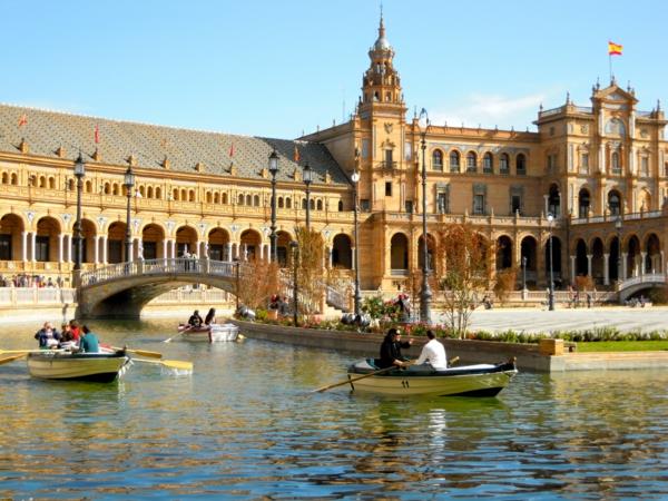 Ισπανία διακοπές Σεβίλλη βάρκες παλιά πόλη