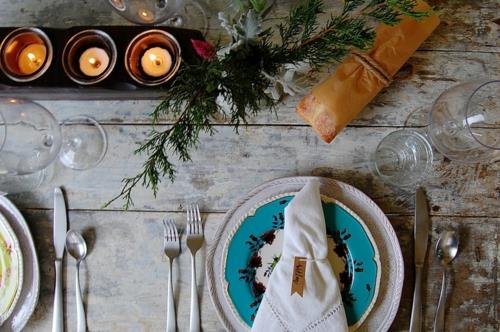 οικονομικές ιδέες διακόσμησης για τις γιορτές κεριά τραπέζι φαγητού