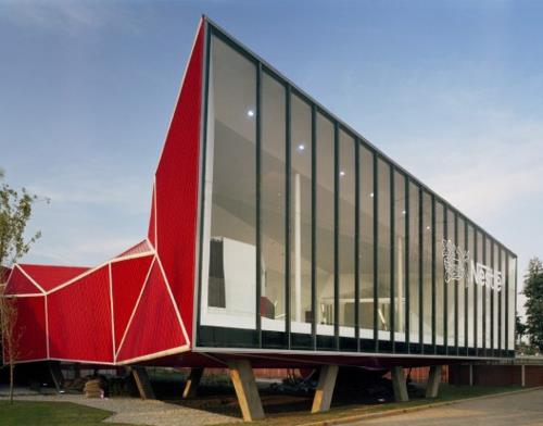 εντυπωσιακά σχέδια κτιρίου σε στιλ origami με κόκκινη πρόσοψη γυαλιού