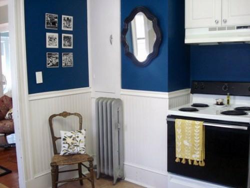 καθρέφτης στον χώρο της κουζίνας μπλε κλασική ιδέα ξύλινη καρέκλα