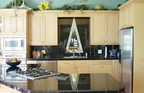 Καθρέφτης στο χώρο της κουζίνας τρίγωνα ξύλινα εξαρτήματα