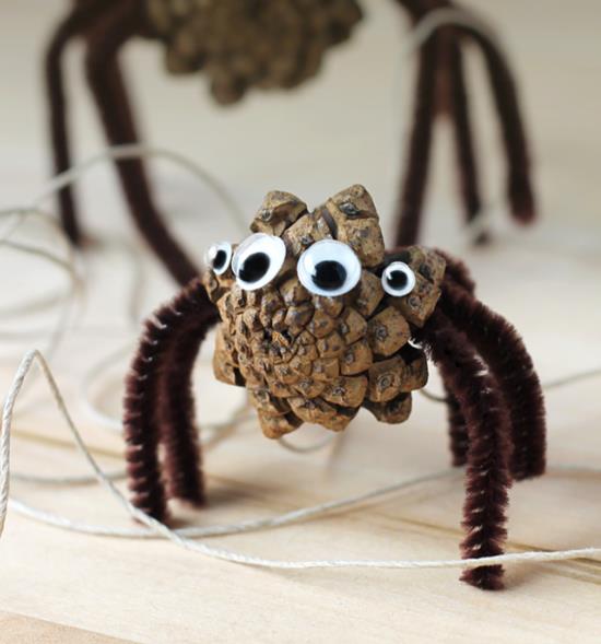 Φτιάξτε μια αράχνη από καθαριστικό σωλήνων και κώνους