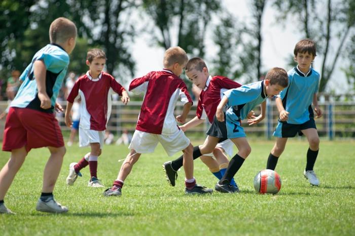 αθλήματα για παιδιά αγόρια που παίζουν ποδόσφαιρο