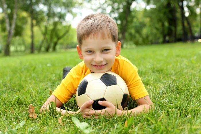 αθλήματα για παιδιά αγόρια ποδόσφαιρο αγόρι χόρτο