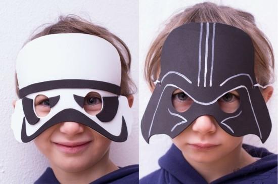 φτιάχνοντας μάσκες για τον πόλεμο των άστρων με παιδιά για το καρναβάλι