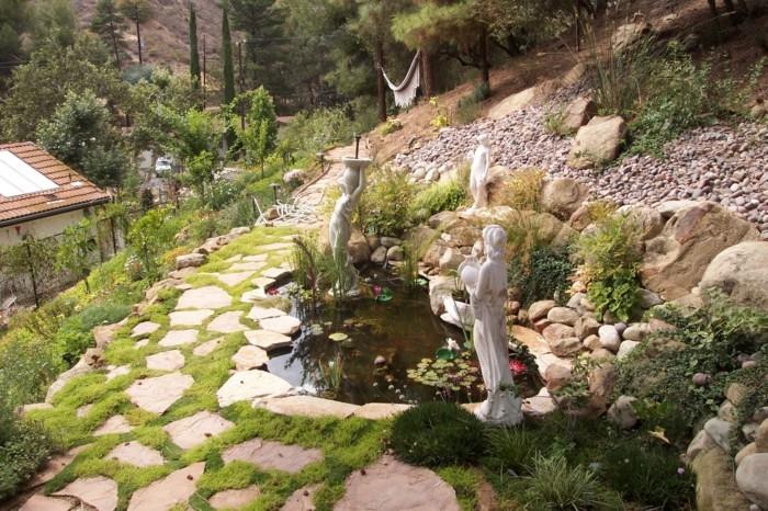 ροκ κήπος δημιουργούν όμορφο εξωτερικό χώρο με λίμνη και διακοσμητικές φιγούρες