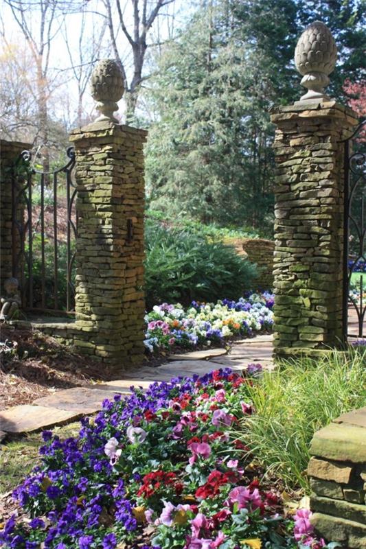 πέτρινους πυλώνες στον κήπο ιδέες εξωτερικού σχεδιασμού φύτευσης πέτρινων πλακών
