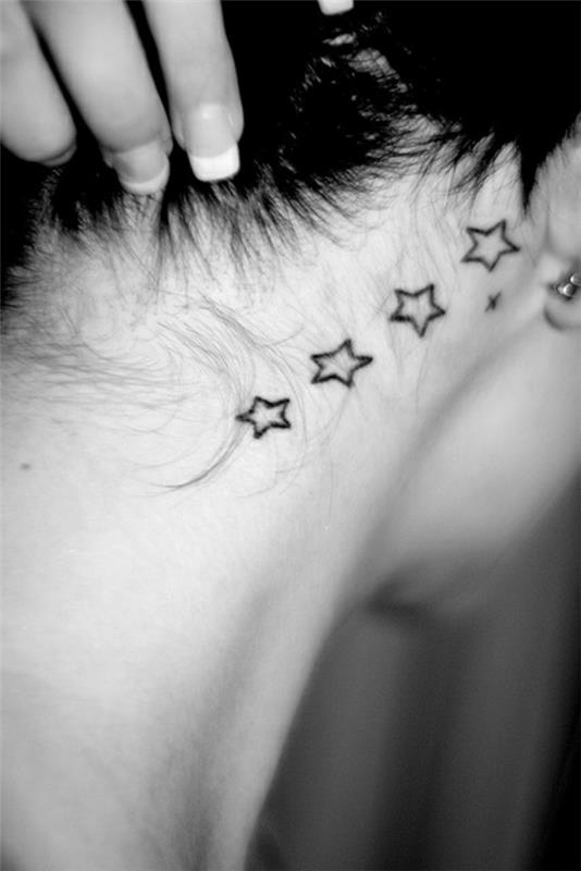 τατουάζ αστέρι πίσω από τατουάζ αυτιών
