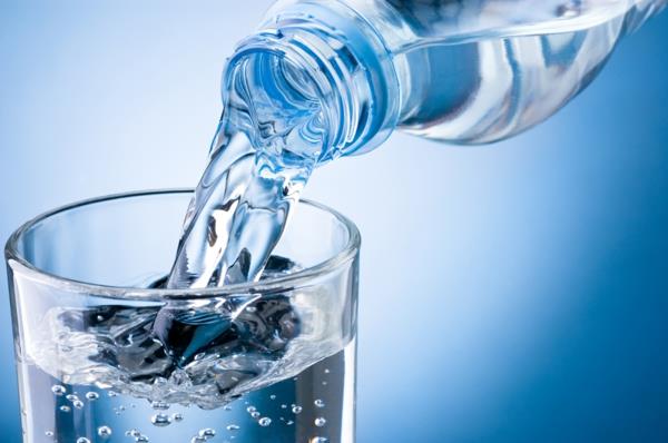 ζώδιο Υδροχόος πίνουν νερό τρώνε υγιεινά