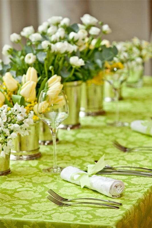 κομψό τραπέζι πράσινο τραπεζομάντιλο λουλούδια