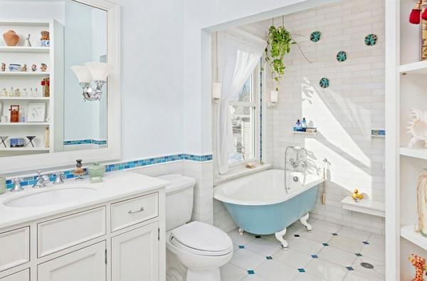κομψά μπάνια σε μπλε και άσπρες μπανιέρες