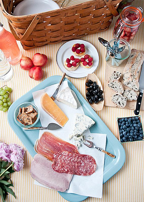 κομψό διακοσμητικό brunch με λουκάνικο και μούρα