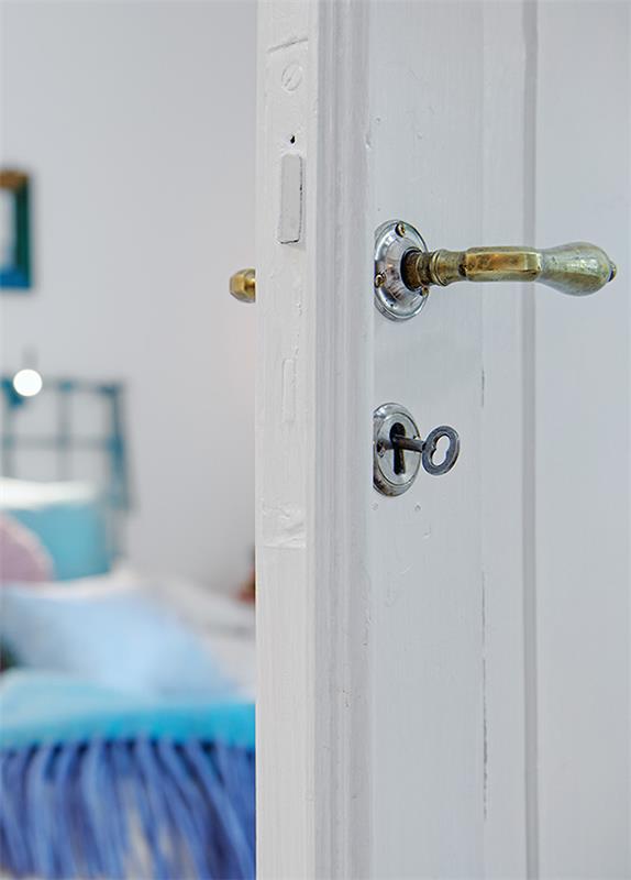 κομψό επιπλωμένο διαμέρισμα λευκή πόρτα υπνοδωματίου göteborg