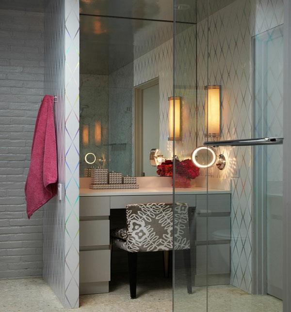 καλαίσθητο τραπέζι στο καθρέφτη του μπάνιου, διακοσμητικό κάτοχο πετσετών