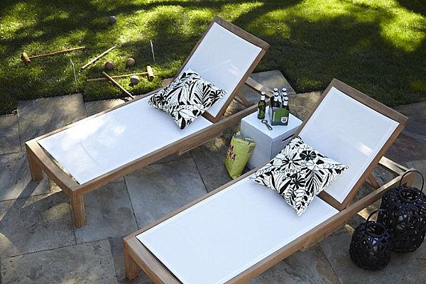 Οι κομψές καρέκλες κήπου είναι κατασκευασμένες από τικ και λευκά λινά