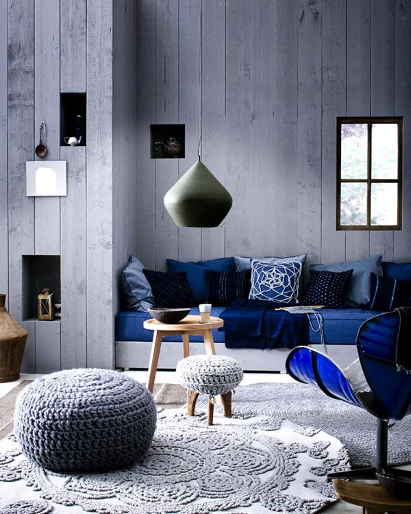 κομψό εσωτερικό σε γκρι μπλε τοίχο από ξύλο αντίθεσης