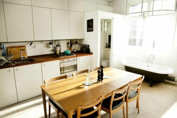 κομψό διαμέρισμα του Λονδίνου απλό τραπέζι φαγητού και καρέκλες από ελαφρύ ξύλο
