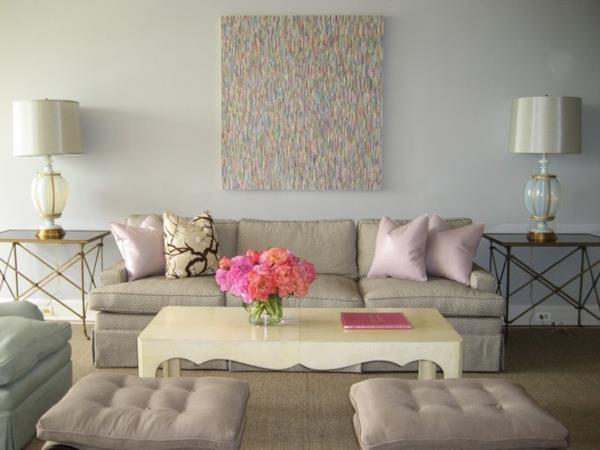 ατμοσφαιρικά χρώματα στο σπίτι μπεζ και κρεμ με όμορφα λουλούδια σε ροζ χρώμα