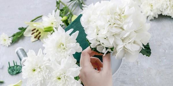 φωτεινό λευκό διακοσμητικό τραπέζι με λουλούδια