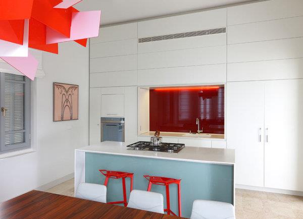 φωτεινά χρώματα στο εσωτερικό σχέδιο κόκκινο λευκό συνδυασμένη κουζίνα