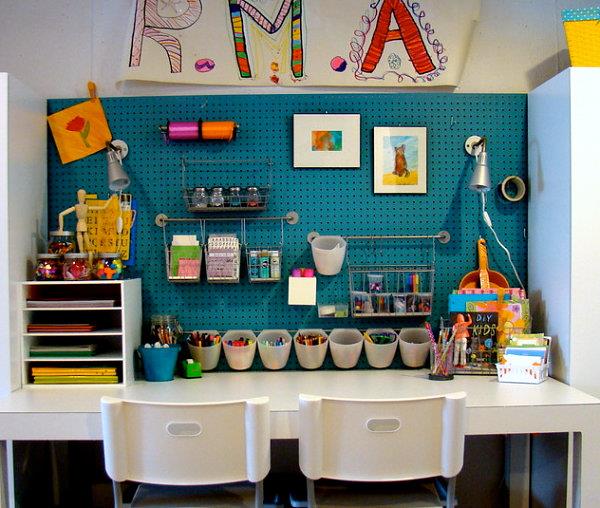 Λαμπερά χρώματα στην εσωτερική διακόσμηση σχεδιασμού τοίχου παιδικό δωμάτιο λευκό τραπέζι